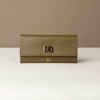 Front view of the Danilos Leather jewelry organizer Mishka in green with gold accents in a beige background